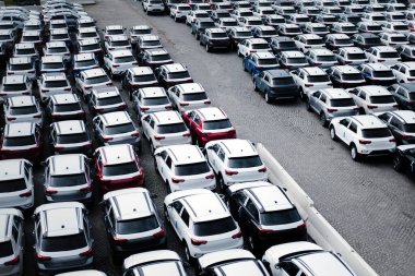 Bir sürü yeni arabası olan bir otopark. Açık hava otoparkının hava görüntüsü..