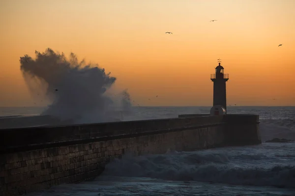 Velká Vlna Maják Pozadí Západu Slunce Atlantik Portugalsko — Stock fotografie