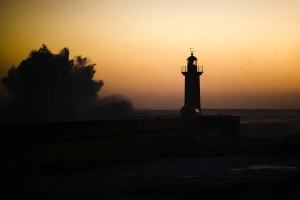 Una Enorme Ola Faro Atardecer Atlántico Portugal — Foto de Stock