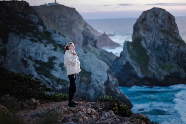 Woman Stands Atlantic Cliffs Cape Roca Portugal — Fotografia de Stock