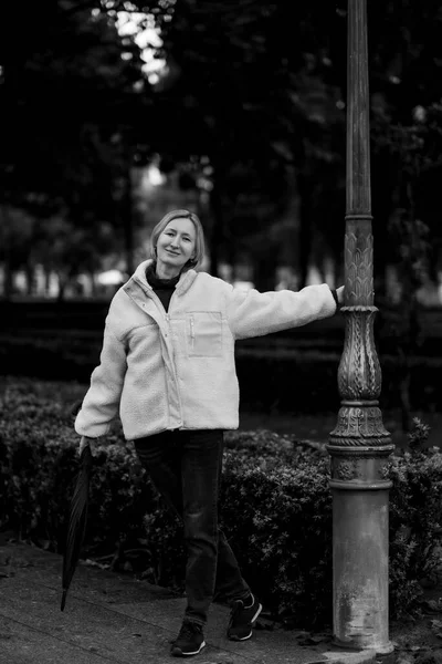 Vrouw Wandelt Door Het Park Zwart Wit Foto — Stockfoto