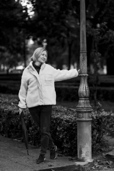 Kvinne Med Paraply Spaserer Gjennom Parken Svart Hvitt Bilde – stockfoto