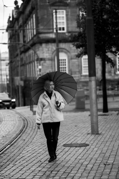 Μια Γυναίκα Ομπρέλα Στέκεται Στο Δρόμο Ασπρόμαυρη Φωτογραφία — Φωτογραφία Αρχείου