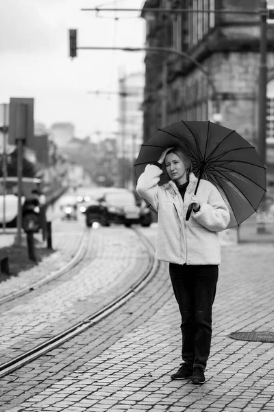 Μια Γυναίκα Ομπρέλα Στέκεται Στο Πεζοδρόμιο Ασπρόμαυρη Φωτογραφία — Φωτογραφία Αρχείου