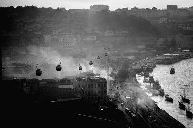 Vila Nova de Gaia 'nın alacakaranlıktaki sisli manzarası, Porto, Portekiz. Siyah beyaz fotoğraf. 