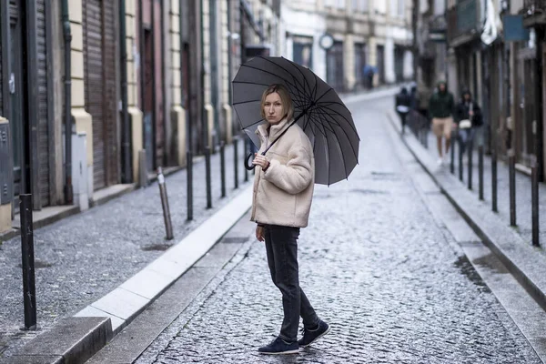 Uma Mulher Com Guarda Chuva Fica Rua Porto Portugal — Fotografia de Stock