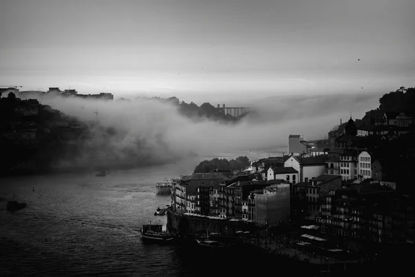 Porto Portekiz Deki Douro Nehrinin Sisli Manzarası Siyah Beyaz Fotoğraf — Stok fotoğraf