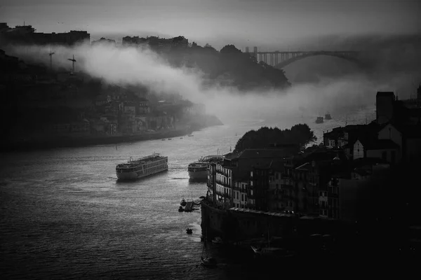 Pohled Řeku Douro Centru Starého Města Mlze Porto Portugalsko Černobílá — Stock fotografie
