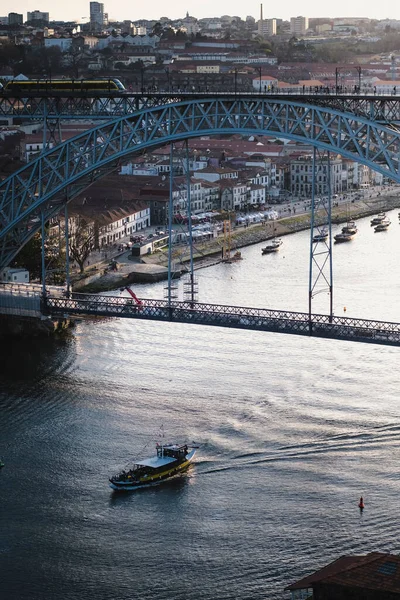 ポルトガルポルトのドゥロ川にかかるドム ルイス鉄橋 — ストック写真