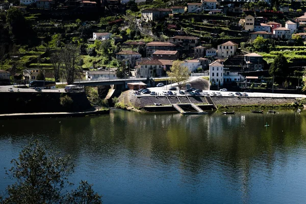 Město Břehu Řeky Cestě Údolí Řeky Douro — Stock fotografie