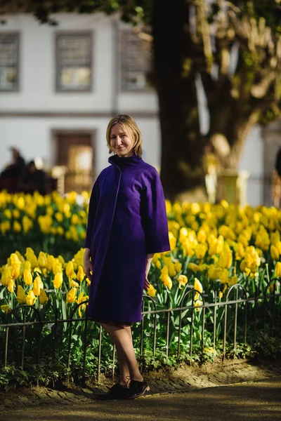Eine Frau Einem Frühlingspark Bei Gelben Tulpen — Stockfoto