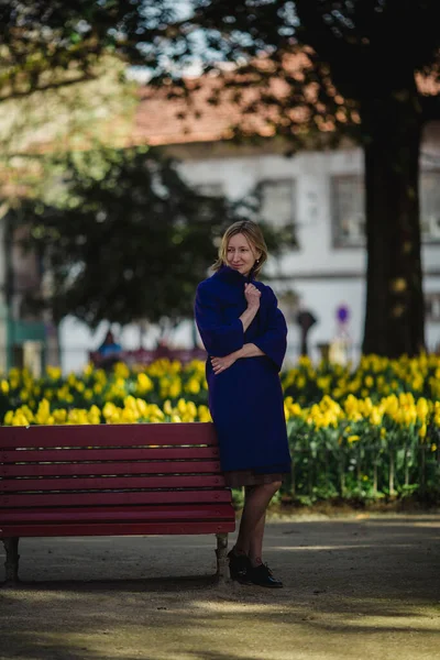 Bir Bahar Parkında Kısa Ceketli Bir Kadın Duruyor — Stok fotoğraf