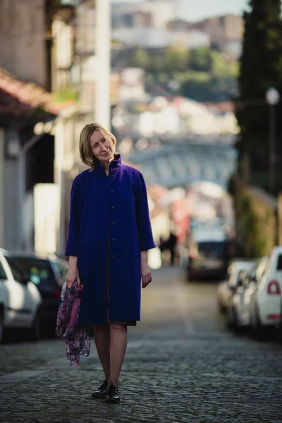 Seorang Wanita Berdiri Jalan Kota Tua Porto Portugal — Stok Foto