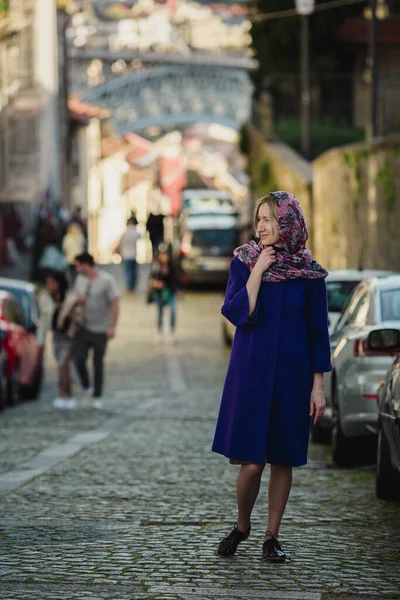 Kvinna Halsduk Står Gatan Den Gamla Staden Porto Portugal — Stockfoto
