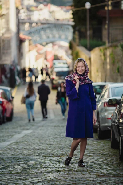 Eine Frau Posiert Auf Der Straße Porto Portugal — Stockfoto