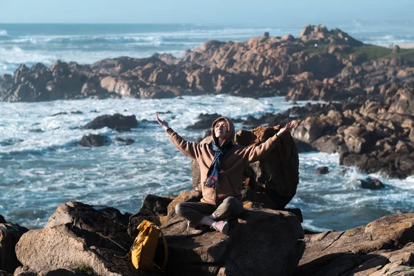Woman Traveler Meditates Rocks Ocean Shore — Stock Photo, Image