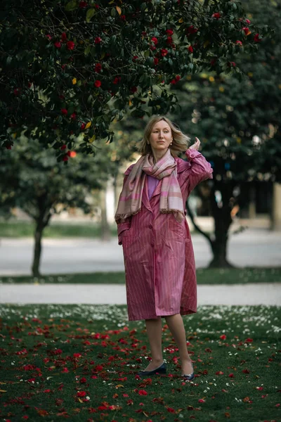 Een Vrouw Een Roze Regenjas Poseert Het Park — Stockfoto