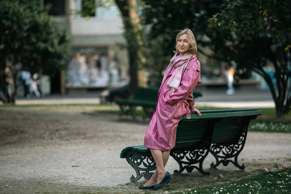 Woman Pink Raincoat Stands Park Bench — Stock Photo, Image