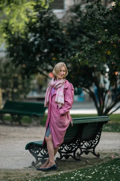 Eine Frau Rosafarbenen Regenmantel Park — Stockfoto