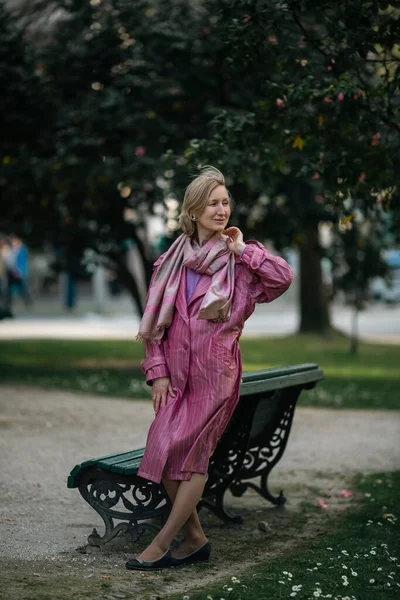 Una Mujer Con Impermeable Rosa Futurista Parque —  Fotos de Stock