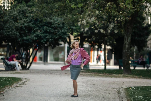 Una Mujer Con Impermeable Está Esperando Una Cita Plaza —  Fotos de Stock