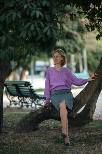 Una Mujer Sienta Tronco Árbol Parque — Foto de Stock