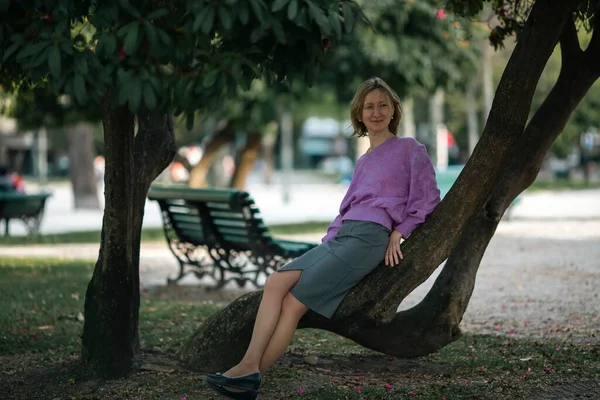 Parkta Bir Kadın Dinleniyor — Stok fotoğraf