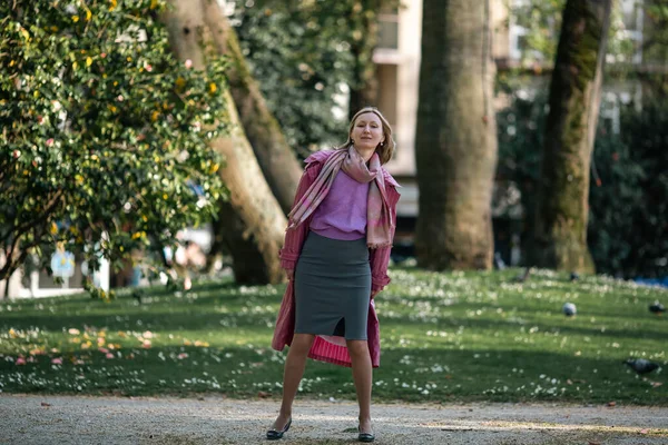 Kvinna Moderiktiga Kläder Poserar Stadspark — Stockfoto