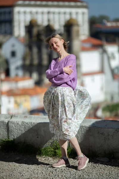 Una Donna Posa Nel Centro Storico Oporto Portogallo — Foto Stock