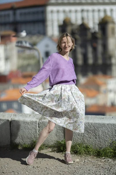 Kobieta Pozuje Centrum Starego Europejskiego Miasta — Zdjęcie stockowe