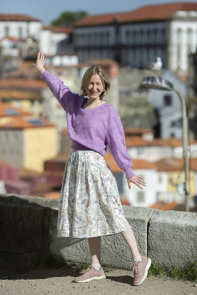 Веселая Женщина Позирует Перед Камерой Улице Порту Португалия — стоковое фото