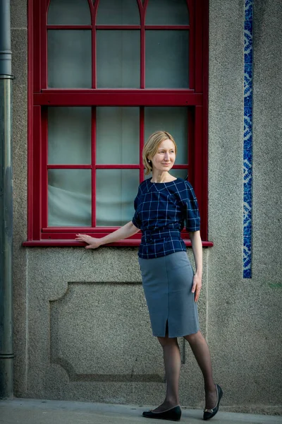 Eine Frau Steht Vor Den Fenstern Eines Historischen Wohnhauses Porto — Stockfoto