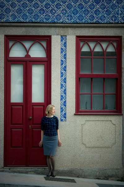 Μια Γυναίκα Στέκεται Έξω Από Ένα Ιστορικό Κτίριο Κατοικιών Στο — Φωτογραφία Αρχείου