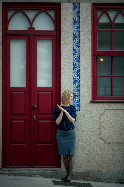 Kobieta Stoi Pobliżu Wysokich Drzwi Zabytkowego Budynku Porto Portugalia — Zdjęcie stockowe