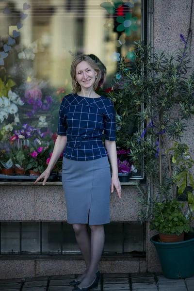 Kvinna Står Vid Fönstret Blomsteraffär — Stockfoto
