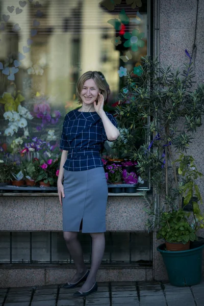 Žena Stojí Ulici Okna Květinářství — Stock fotografie