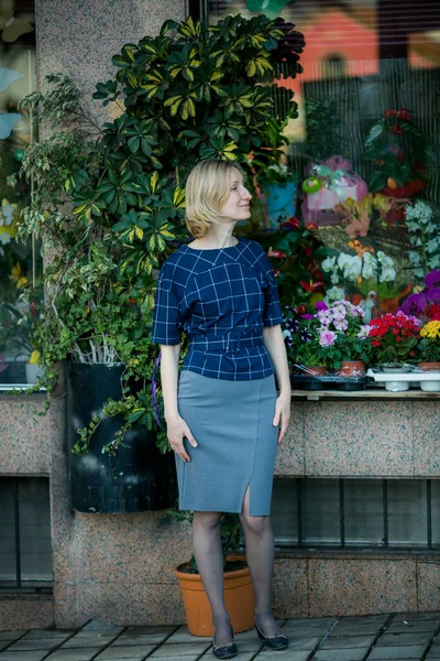 Woman Stands Flower Shop — Stock Photo, Image