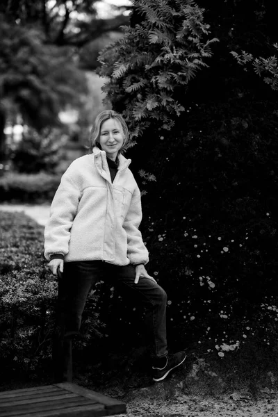 Женщина Парке Черно Белое Фото — стоковое фото