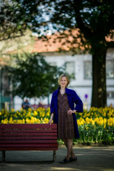 Una Mujer Con Abrigo Posa Parque Primavera —  Fotos de Stock