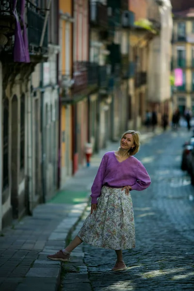 Kvinna Smal Gata Centrala Porto Portugal — Stockfoto