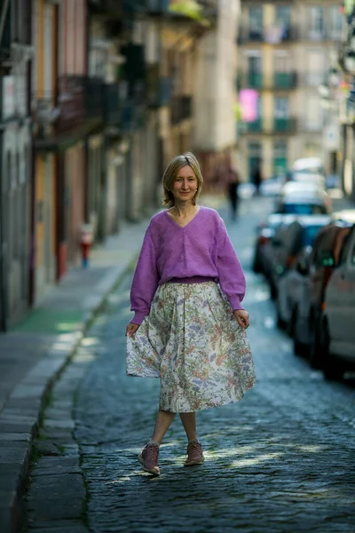 Eine Frau Auf Den Straßen Der Innenstadt Von Porto Portugal — Stockfoto