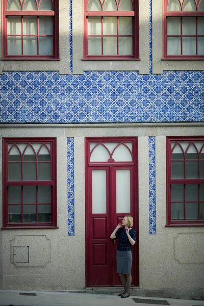 Una Mujer Encuentra Frente Edificio Residencial Histórico Oporto Portugal —  Fotos de Stock