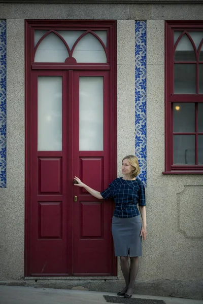 Женщина Стоит Входной Двери Многоквартирного Дома Порту Португалия — стоковое фото