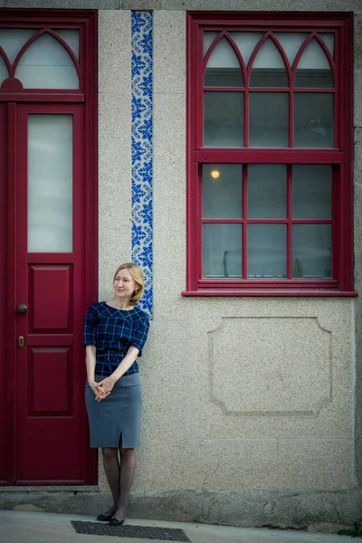 Стильная Женщина Стоит Перед Входной Дверью Дома Порту Португалия — стоковое фото