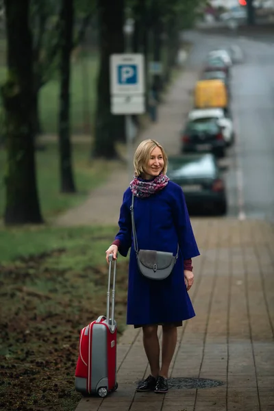 Eine Stilvolle Frau Mit Einem Koffer Steht Auf Dem Bürgersteig — Stockfoto