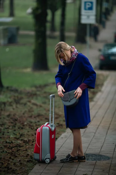 Kaldırımda Duran Bavullu Bir Kadın Cüzdanını Açıyor — Stok fotoğraf