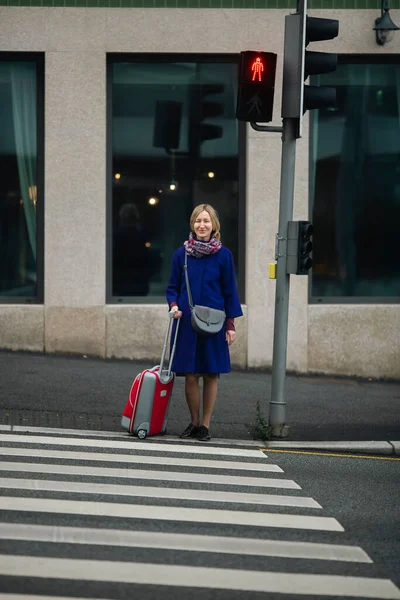 Eine Frau Mit Einem Koffer Steht Einer Kreuzung Einer Roten — Stockfoto