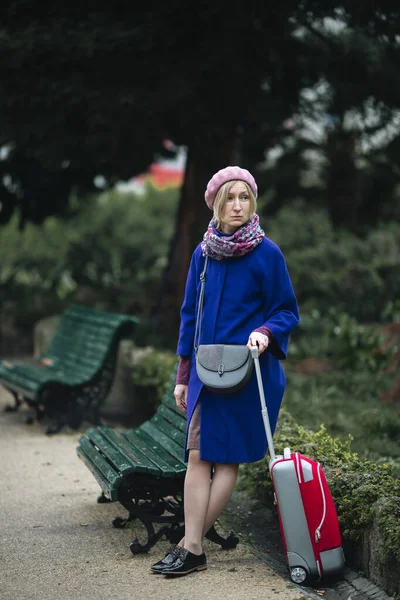 Eine Frau Mantel Mit Koffer Wartet Der Nähe Einer Bank — Stockfoto
