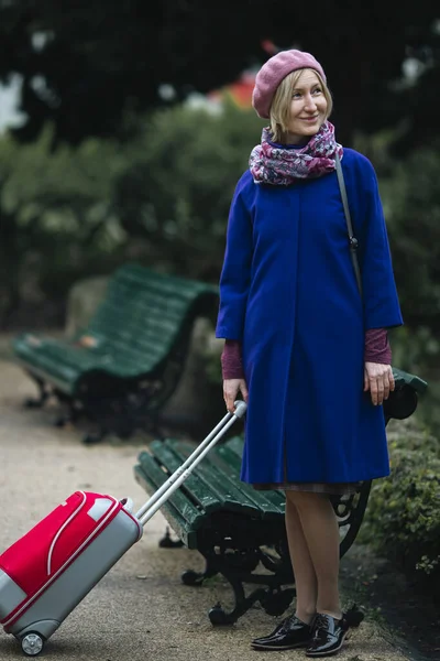 Eine Frau Mit Einem Koffer Steht Neben Einer Bank Park — Stockfoto