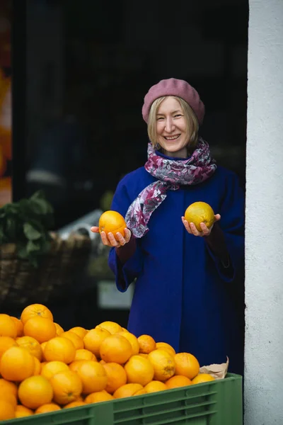 Leende Kvinna Gatubutik Köper Apelsiner — Stockfoto